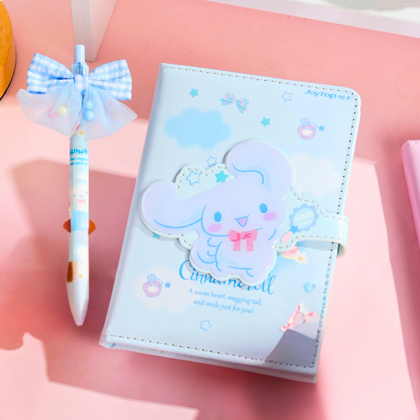 Sanrio – Cinnamoroll A6 Notitieboek Cadeauset – Schattig Notitieboek / Dagboek met Magneetsluiting & Pen – Limited Edition Joytop x Sanrio - Cadeaubox / Schrijfset - origineel Sanrio-product