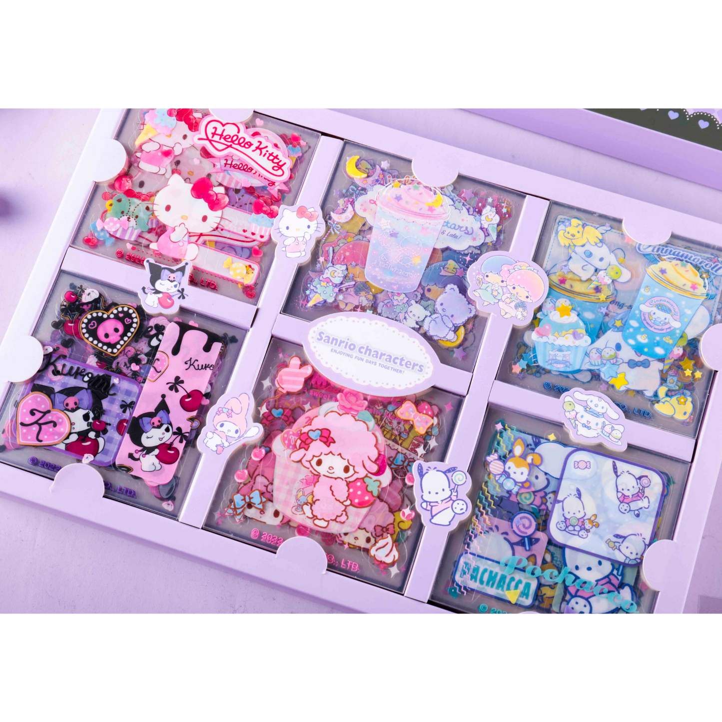 Sanrio - Sticker Box – 60 Unieke Stickers | Hello Kitty, Kuromi, Pochacco, Little Twin Stars, My Melody en Cinnamoroll | Zelfklevend & Direct Gebruik | Perfect voor Journaling & DIY Decoratie
