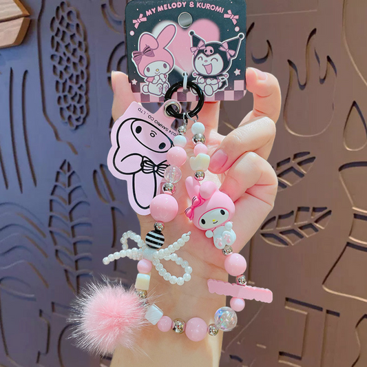 Sanrio – My Melody Telefoonkoord / Phone Strap – Officieel Gelicentieerd – Zachtroze Kawaii Stijl – Met Insteekkaart voor Telefoonhoesje – Luxe Accessoire met Parelstrik, Pluizenbol & Hartjeskralen – Ook als Sleutelhanger of Tassenhanger