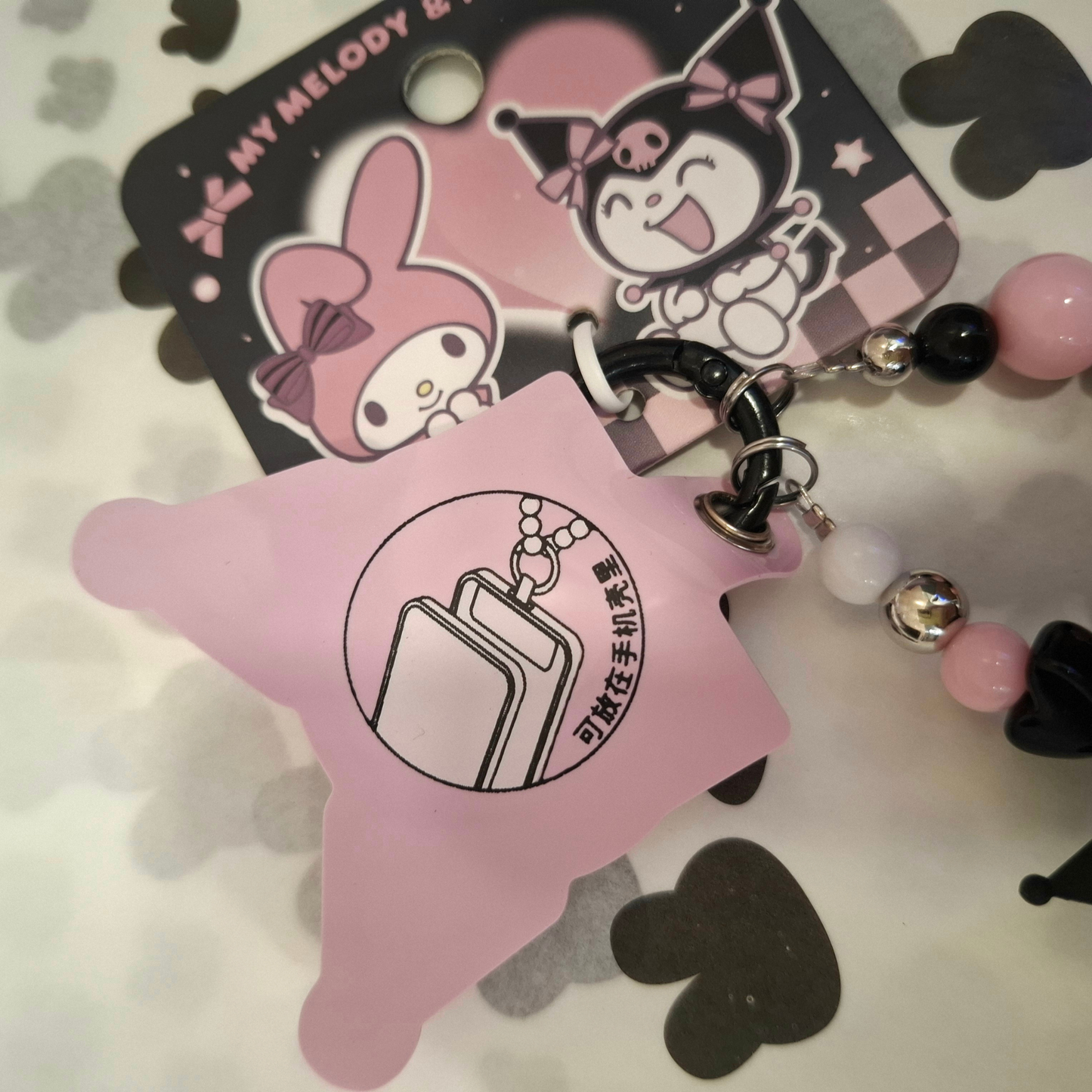 Sanrio – Kuromi Telefoonkoord / Phone Strap – Officieel Gelicentieerd – Zwartroze Serie – Met Insteekkaart voor Je Telefoon – Luxe Kawaii Accessoire met Parelstrik, Pluizenbol & Kralen – Ook als Sleutelhanger of Cadeau