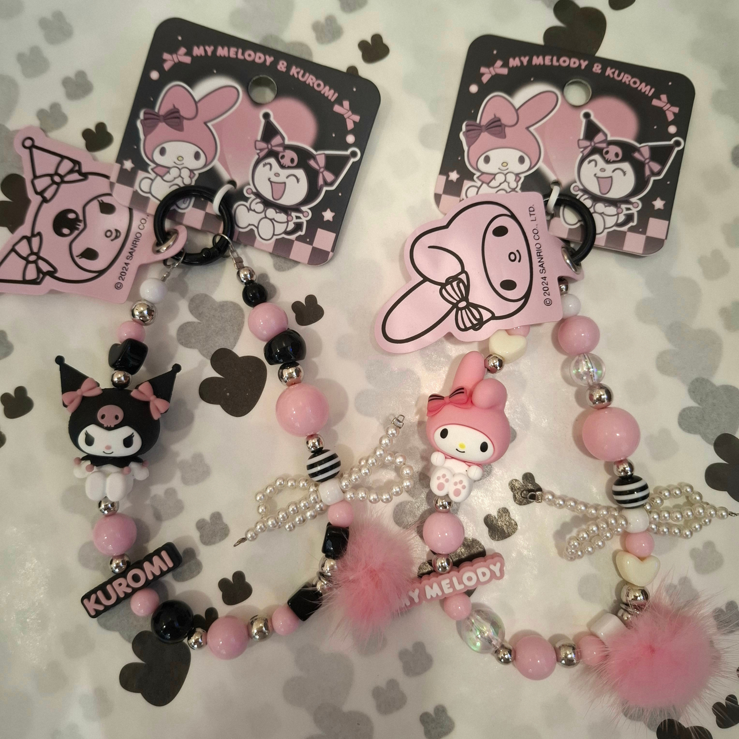 Sanrio – Kuromi Telefoonkoord / Phone Strap – Officieel Gelicentieerd – Zwartroze Serie – Met Insteekkaart voor Je Telefoon – Luxe Kawaii Accessoire met Parelstrik, Pluizenbol & Kralen – Ook als Sleutelhanger of Cadeau